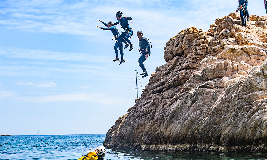 Saltos y trepadas por las rocas con Verd Mar, experiencia coastering en la Costa Brava