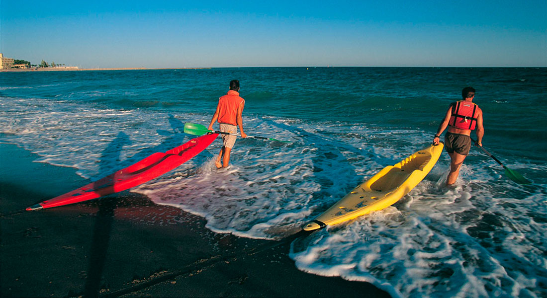 kayak en la costa de barcelona